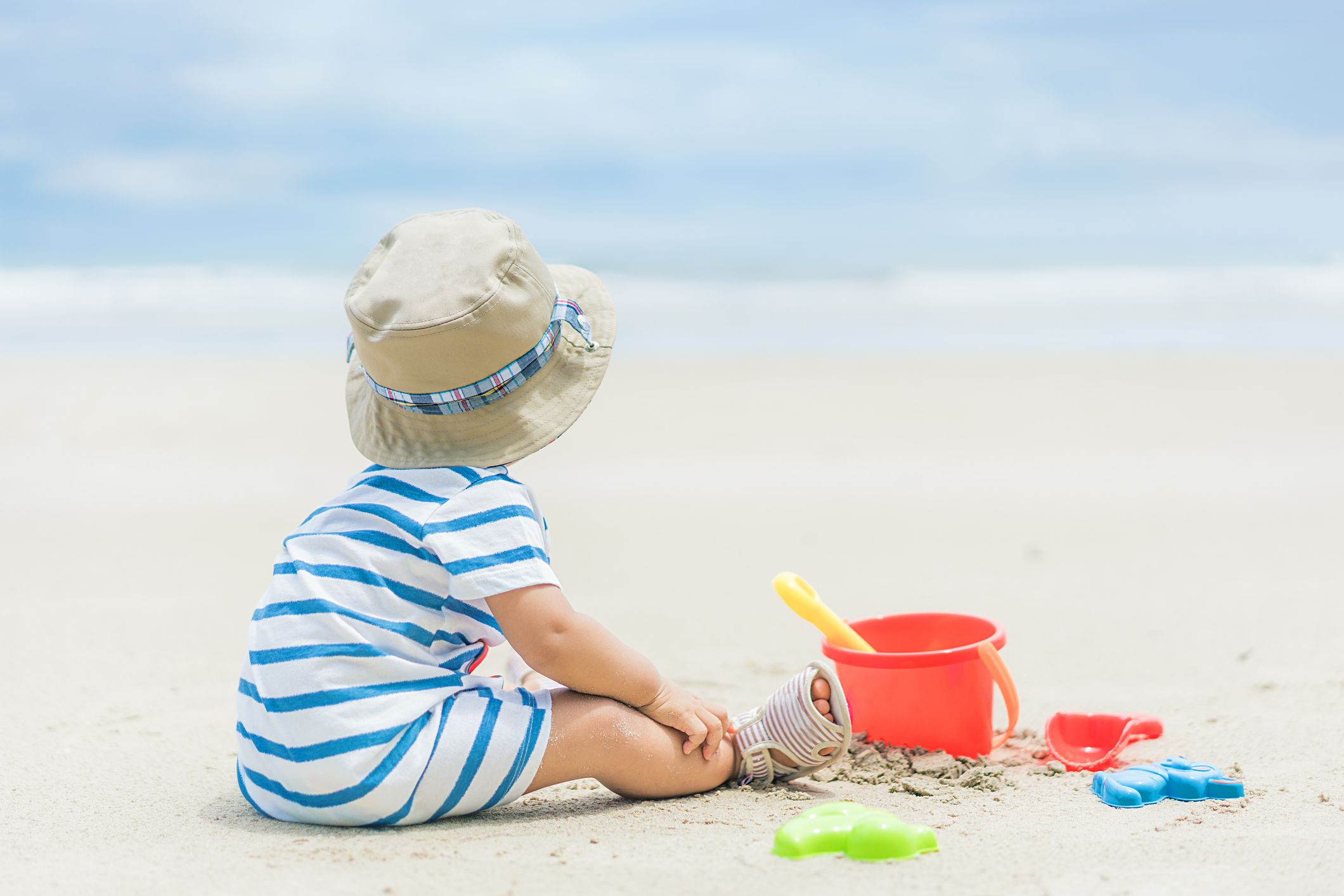 Évitez de vous exposer au soleil aux heures centrales de la journée, entre 12 heures du matin et 4 heures de l'après-midi. 