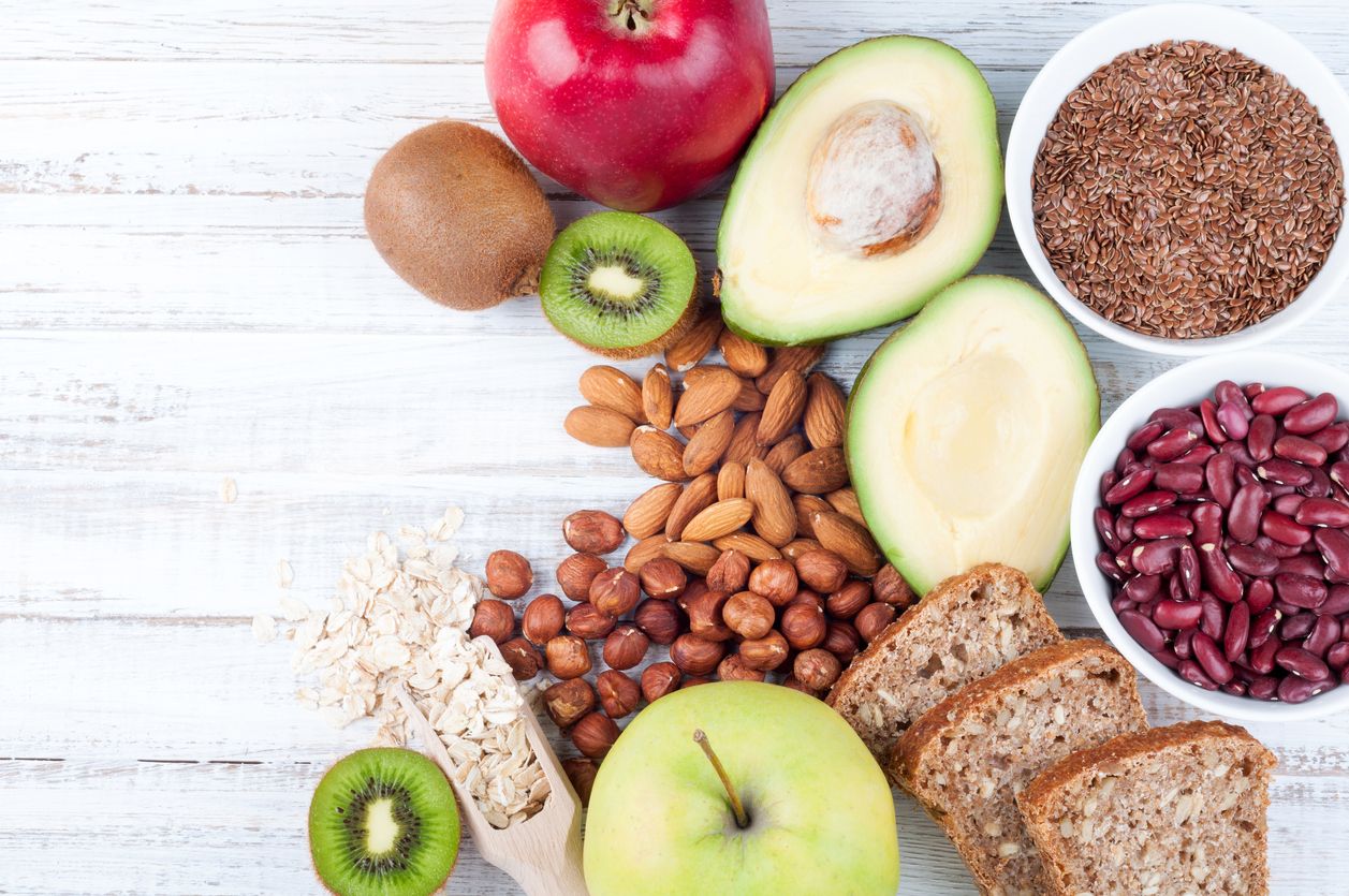 Dans une alimentation saine pour contrôler le diabète, vous ne pouvez pas manquer les légumineuses, les fruits, les légumes, les noix et les grains entiers. 