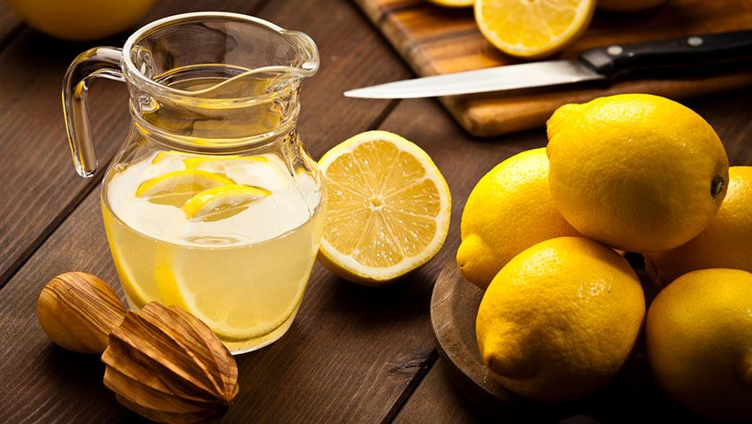 Eau chaude au citron