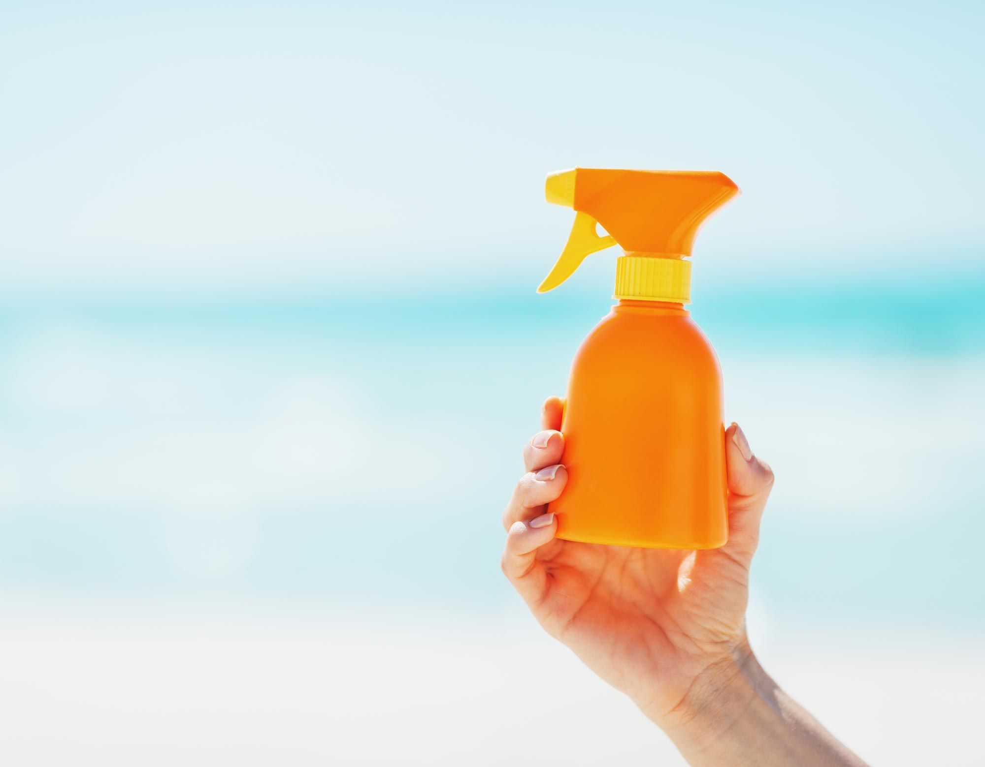 application de crème solaire