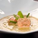 Recette pour la crème de courgettes avec des cubes de saumon. 