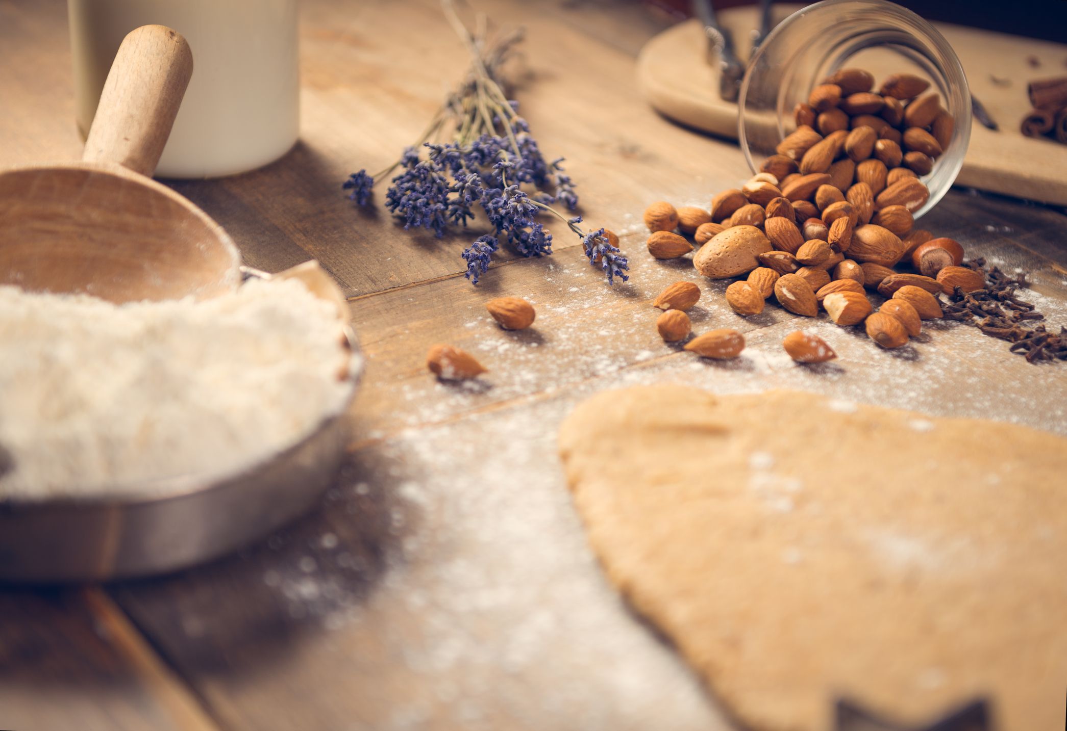 Vous pouvez préparer de la farine d'amande maison et l'utiliser comme substitut à toute farine blanche dans vos recettes, en particulier pour les desserts. 