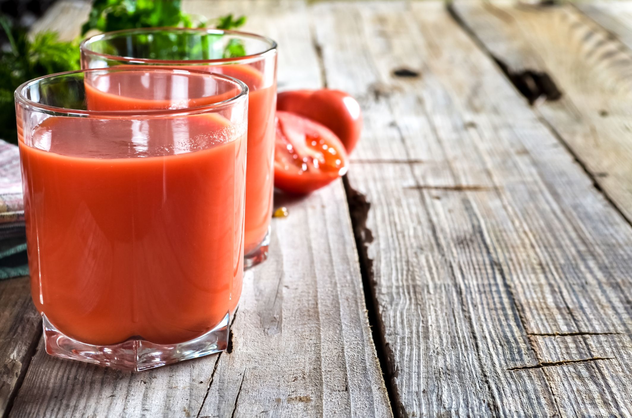 Le jus de tomate soutient le système immunitaire et contient de la vitamine C pour la santé cellulaire. 