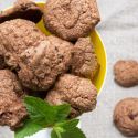 Recette de biscuits au chocolat et aux bleuets.