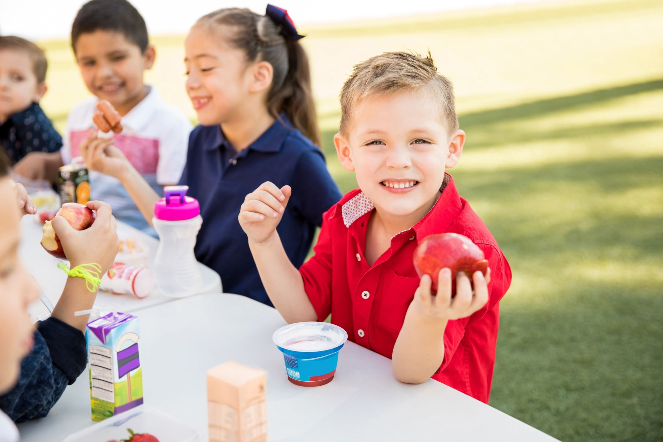 Accompagnez les fruits d'un yaourt nature et offrez à vos enfants une collation saine et nutritive.