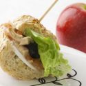 Recette de sandwich au thon avec laitue, tomate et olives. 