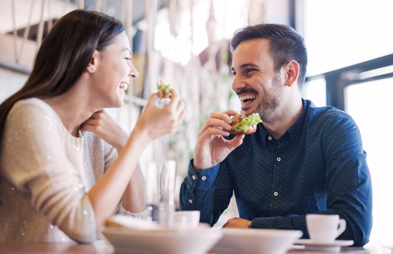 Couple profiter d'une conversation agréable pendant le repas. 