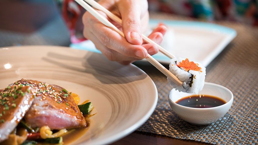 Ne mangez pas de sushi pendant la grossesse pour éviter les risques d'infections causées par des parasites, comme les anisakis.  
