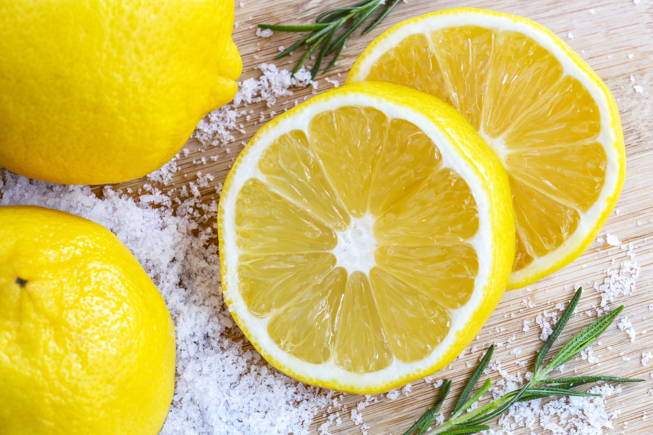 Le citron nettoie la zone touchée et le sel exfolie pour éliminer les bactéries et les cellules mortes qui s'accumulent dans le cal.