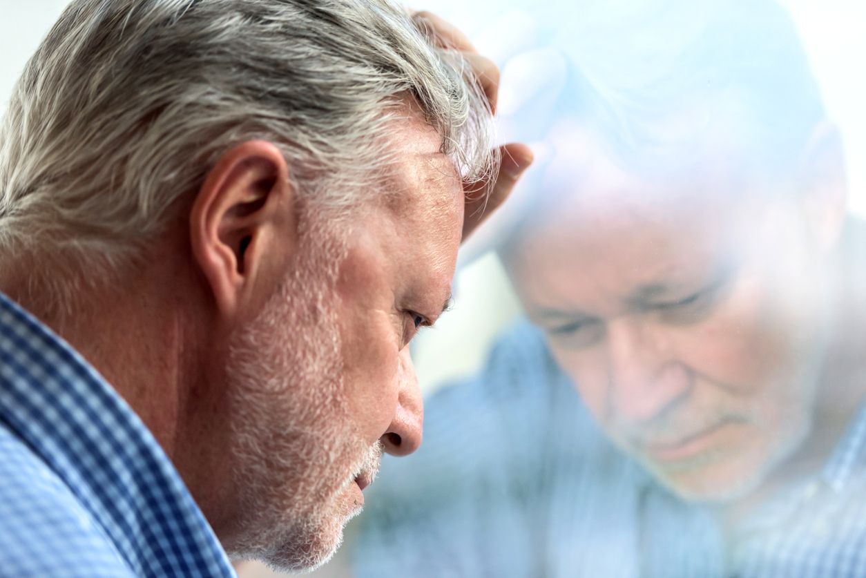 Homme souffrant de symptômes d'Alzheimer.