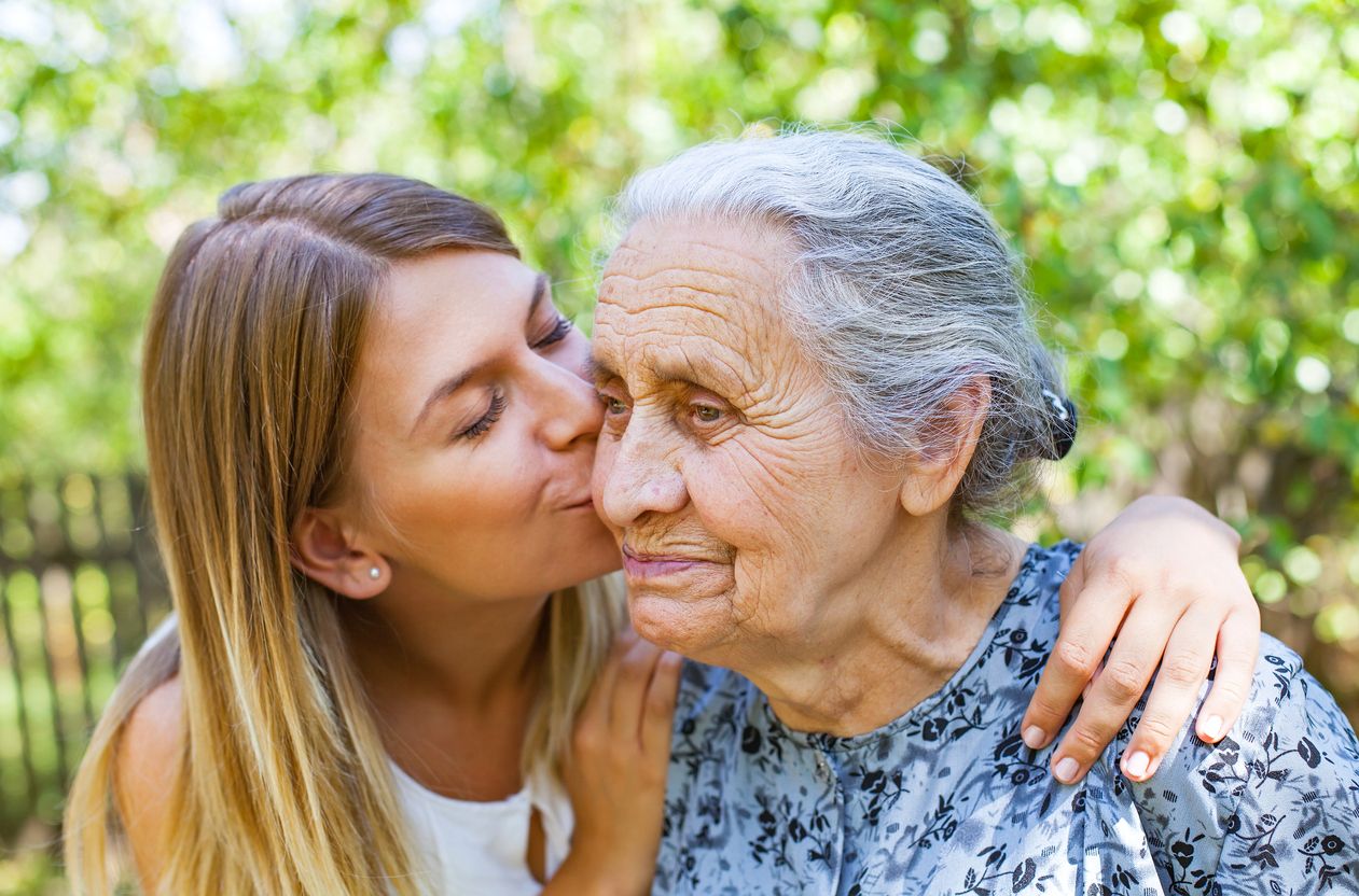 La famille joue un rôle fondamental dans la prise en charge et l'accompagnement des personnes atteintes de la maladie d'Alzheimer. 