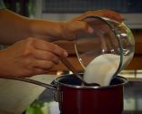 Nous ajoutons du sucre et de l'agar - agar