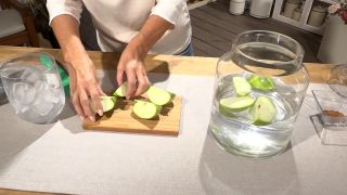 Mettez la pomme dans un récipient avec de l'eau
