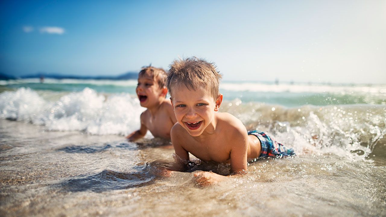 enfants dans la mer