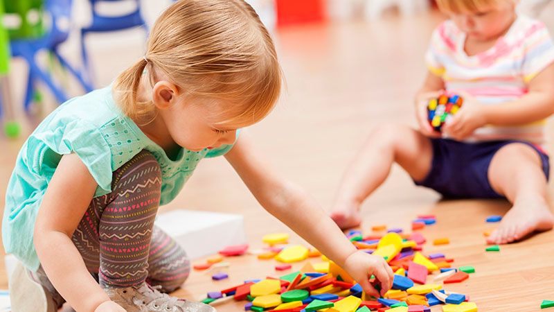 Filles jouant avec des puzzles. 