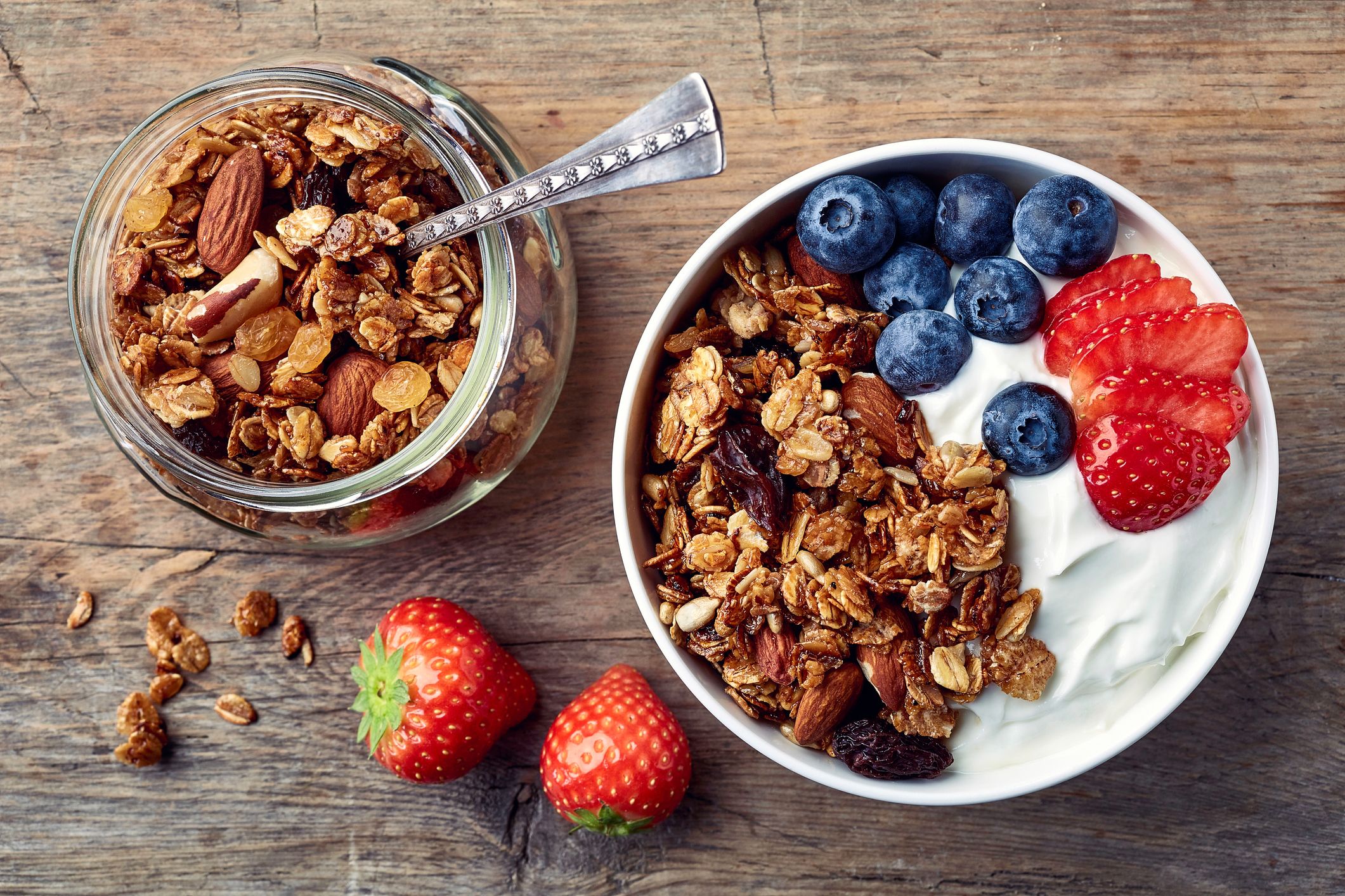 Yaourt aux fruits et noix.