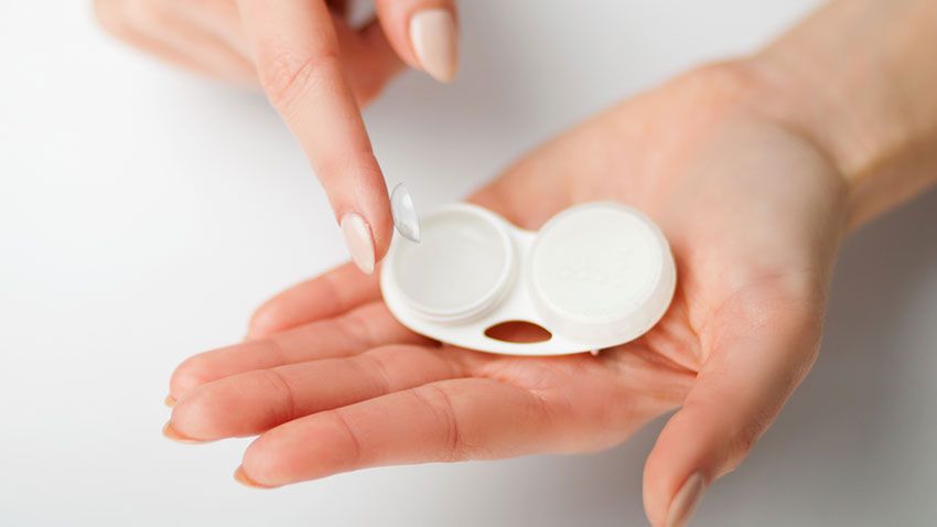 Lentilles de contact: soins et mesures d'hygiène quotidienne adéquates. 