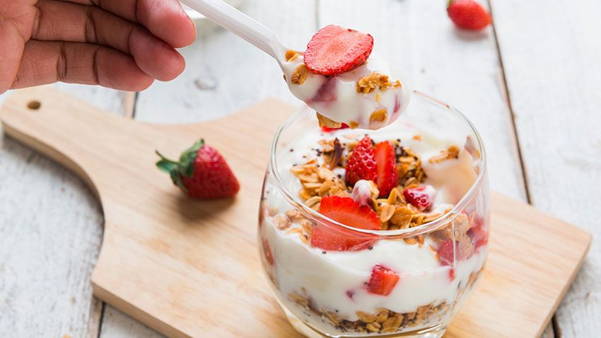 Yaourt nature 0% avec morceaux de fruits et graines. 