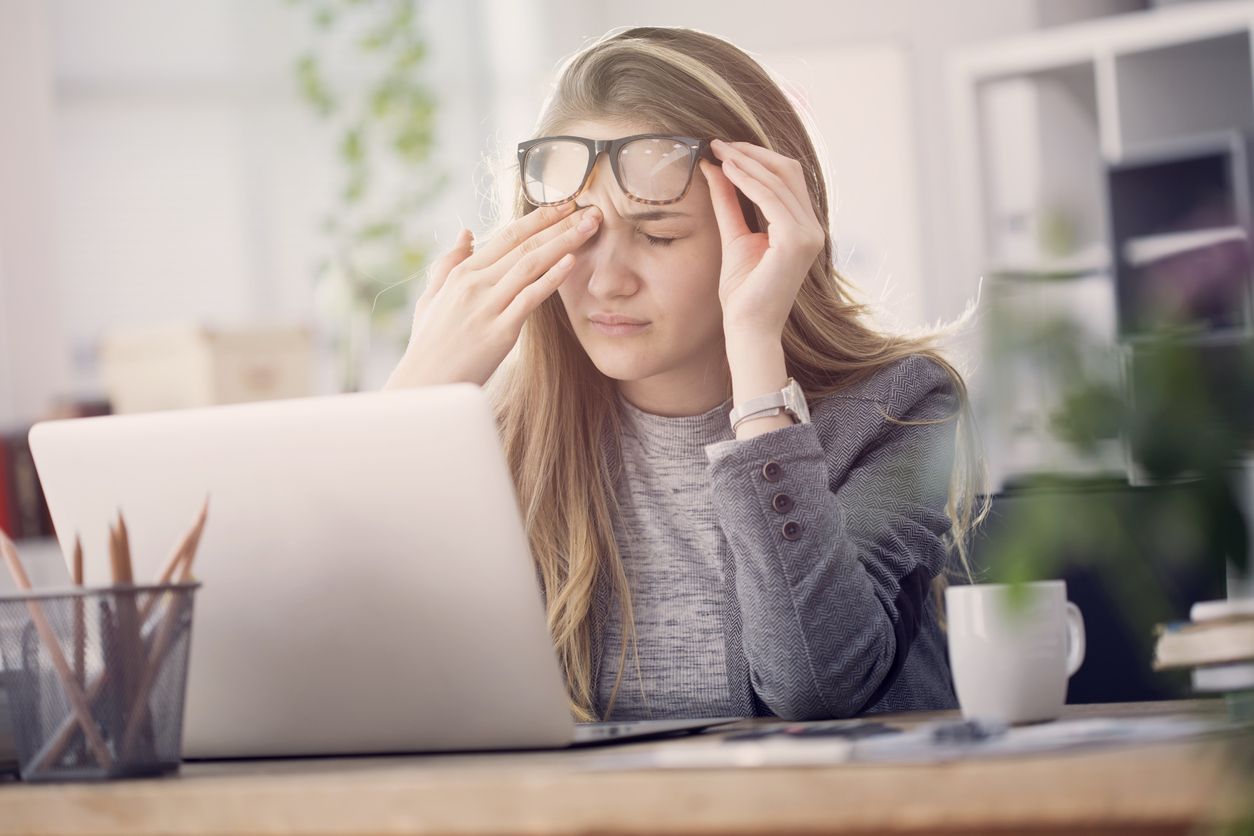 Le stress, passer trop d'heures devant l'ordinateur ou ne pas dormir les heures nécessaires peuvent provoquer l'apparition de cernes.