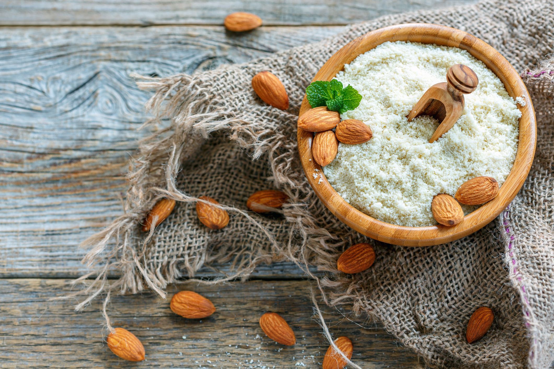 La farine d'amande est riche en fibres, ne contient pas de gluten et est saine pour le cœur. 