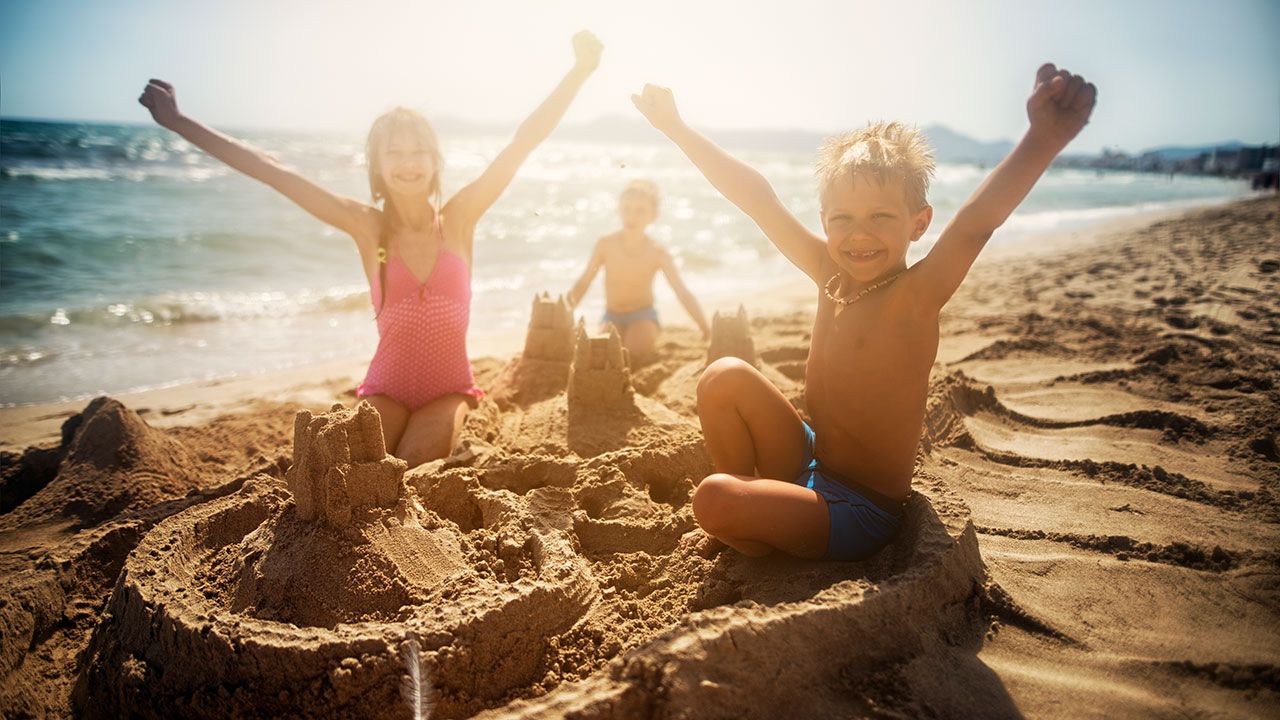 enfants jouant au sable