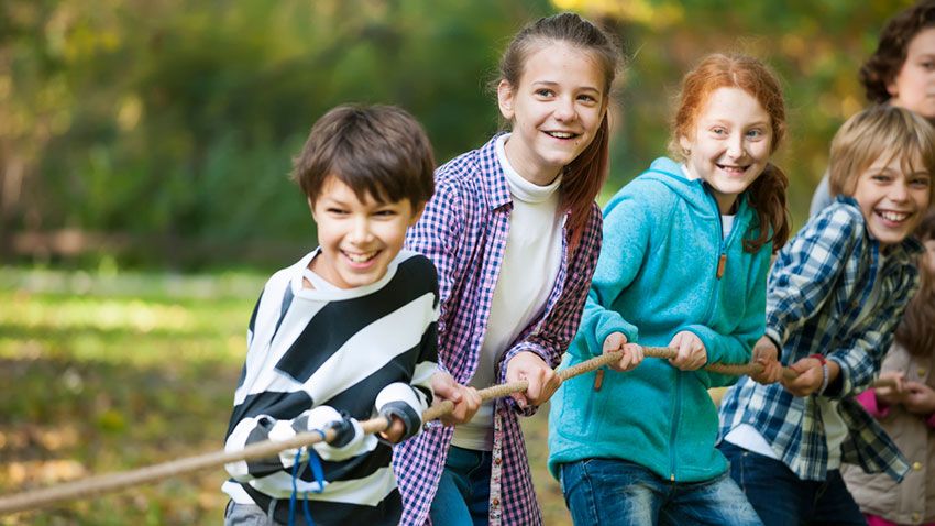 Enfants jouant en équipe