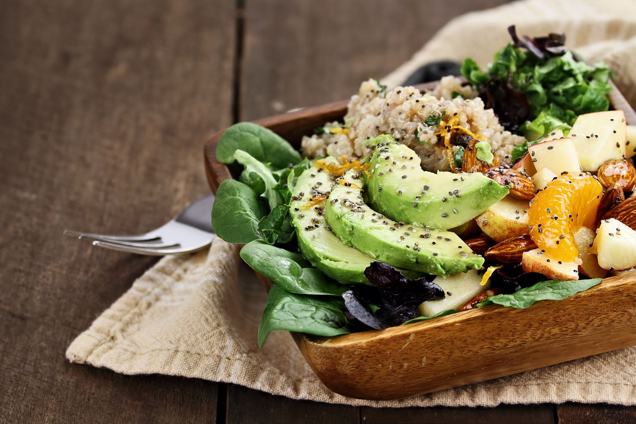 Salade d'avocat, chia, quinoa et fruits secs. 